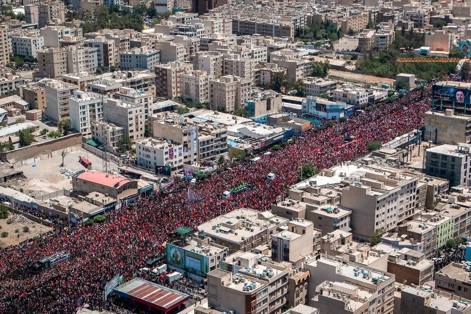 Orang ramai menghadiri perarakan pengebumian bekas Pemimpin Tertinggi Iran, Ayatollah Ali Khamenei, di Teheran pada 6 Julai 2026 selepas beliau terbunuh dalam serangan udara Israel dan Amerika Syarikat pada 28 Februari lalu. Jutaan rakyat Iran memenuhi jalan-jalan utama ibu negara bagi memberi penghormatan terakhir kepada Khamenei ketika ketegangan antara Teheran dan Washington terus memuncak susulan ancaman baharu Presiden Amerika Syarikat, Donald Trump, terhadap Iran.