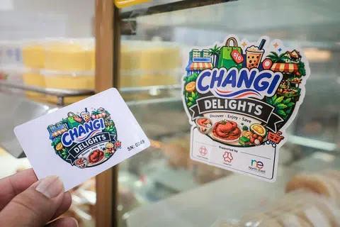 Penduduk boleh menggunakan kad mereka untuk mendapatkan diskaun di kedai yang mempunyai pelekat Changi Delights.