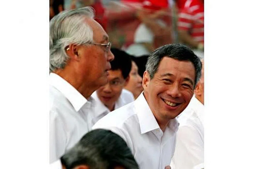 MENGHARGAI SUMBANGAN: Encik Goh Chok Tong (kiri) tidak menyangka beliau telah 10 tahun bersara dari jawatan perdana menteri yang disandang antara 1990 hingga Ogos 2004, dan kini disandang Encik Lee Hsien Loong yang merupakan perdana menteri ketiga republik ini. - Foto fail