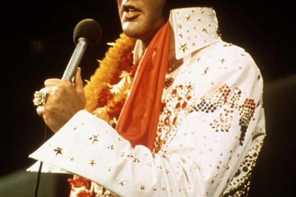 Elvis Presley mendendangkan, Love Me Tender, sebagai runut bunyi filem dengan judul yang sama.