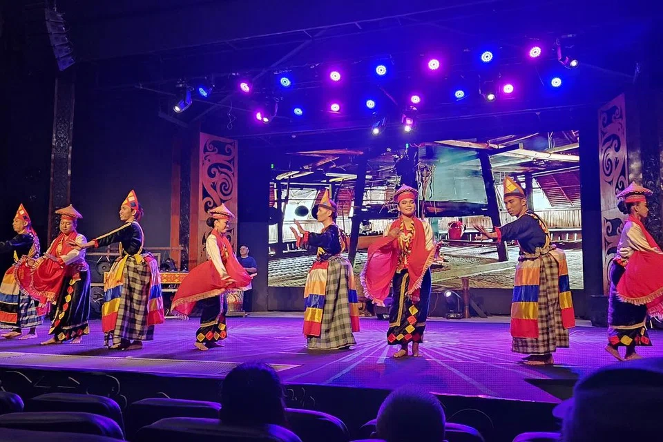 PERSEMBAHAN BUDAYA: Tarian-tarian tradisional daripada setiap suku kaum di Sarawak membuat para penonton terpesona. 