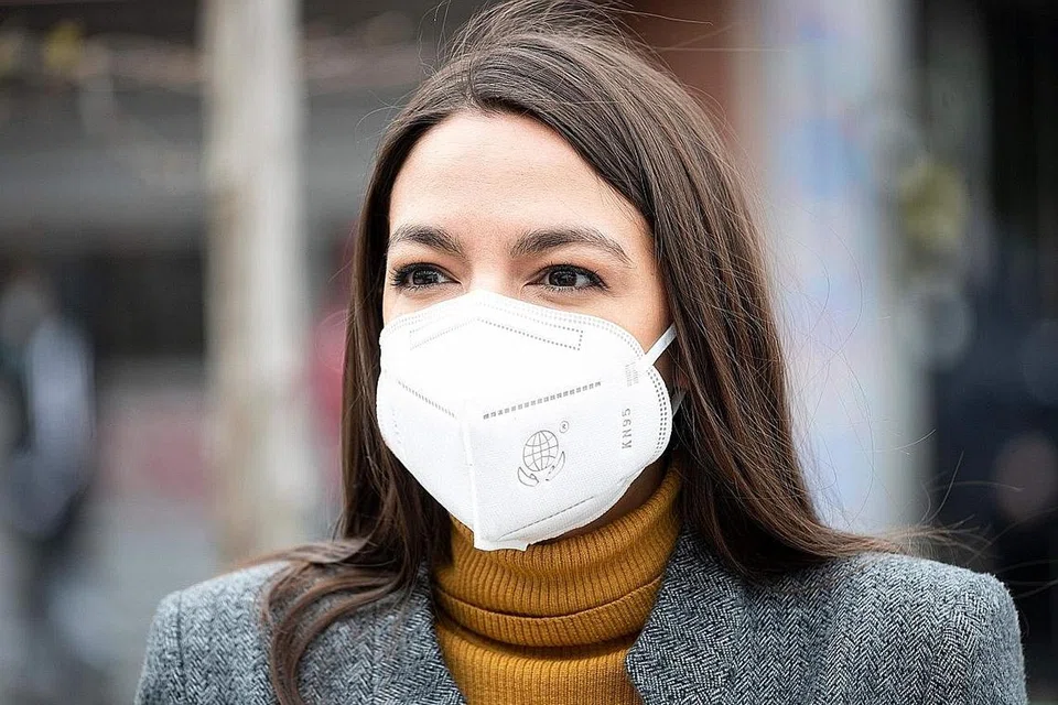 AMERIKA SYARIKAT: Anggota Kongres dari New York, Cik Alexandria Ocasio-Cortez, turut melindungi diri dengan pelitup . - Foto AFP 
