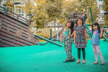 TEROKA TAMAN PERMAINAN: Haifa Daniya (paling kiri) bersama sepupu mereka Lana Eryna (tengah) dan Hanis Arianna di taman permainan di Compassvale. Bapa Haifa, Encik Haarifan ingin membawa anak-anaknya meneroka taman permainan yang berbeza di Singapura sempena cuti sekolah ini. - Foto BM oleh NUR DIYANA TAHA