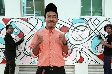 MILENIAL KREATIF: Ustaz Muhammad Khaider Rohani (tengah) sering memikirkan idea-idea kreatif lagi inovatif untuk mendekati para belia dan memakmurkan masjid. - Foto ihsan USTAZ MUHAMMAD KHAIDER ROHANI