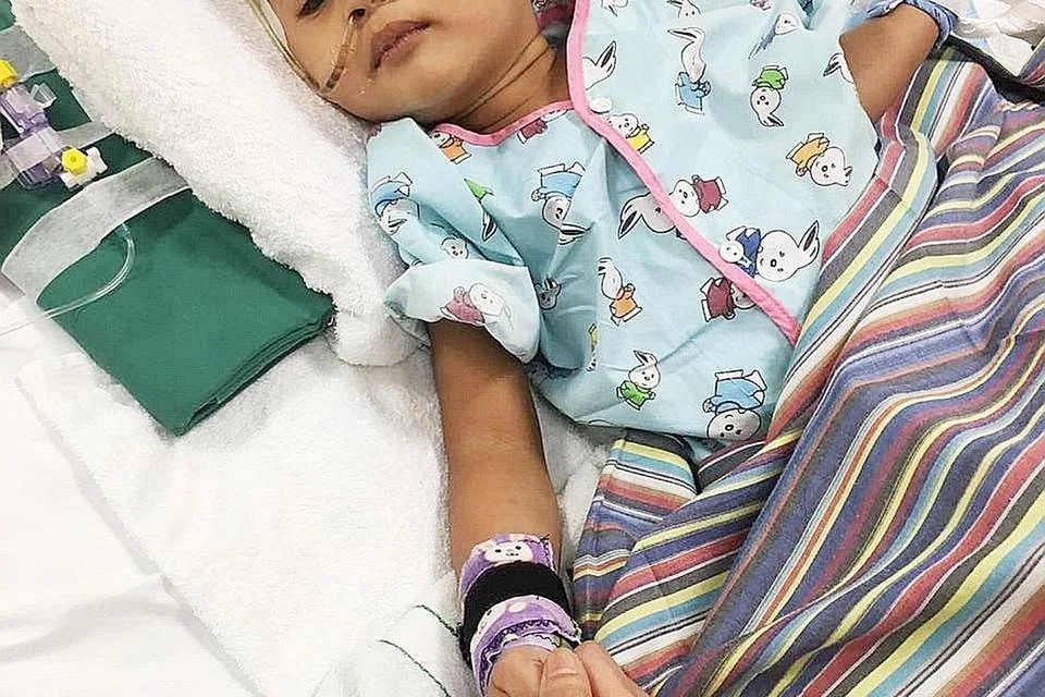 SEBAK DENGAN NASIB ANAK: Cik Ira, seorang warga Malaysia, sebak dengan nasib yang menimpa anaknya yang berusia dua tahun, Muhd Raffique Rayfal Mohd Nasharuddin (gambar atas), yang sebelum ini sihat dan aktif, kini terlantar di Unit Jagaan Rapi (ICU) Hospital Universiti Nasional (NUH). Di sebelah Cik Ira ialah adik beliau, Encik Amy Recha. - Foto FACEBOOK AMY RECHA