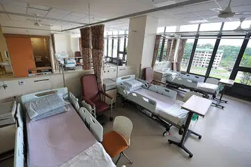 KENAIKAN KOS: Kenaikan kos penjagaan kesihatan didorong oleh penduduk Singapura yang menua, rawatan baru yang biasanya lebih mahal dan peningkatan dalam kos operasi seperti tenaga kerja. - Foto fail