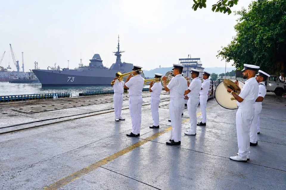 Pertama kali diadakan pada 1994, Simbex bertujuan memperkukuh kerjasama pertahanan dan keupayaan operasi antara tentera laut kedua-dua negara.