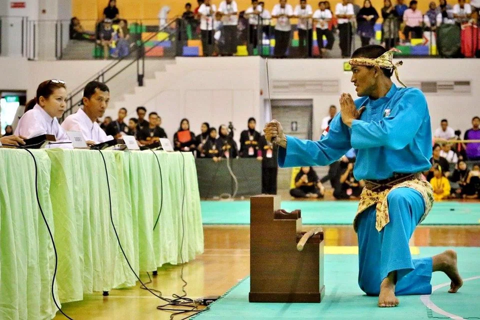 TERUS TARIK MINAT: Aksi seni dan tanding di Kejohanan Pencak Silat Kebangsaan terus menarik minat masyarakat, 40 tahun selepas ia pertama kali diadakan. - Foto-foto ZACK ZAINAL UNTUK PERSISI