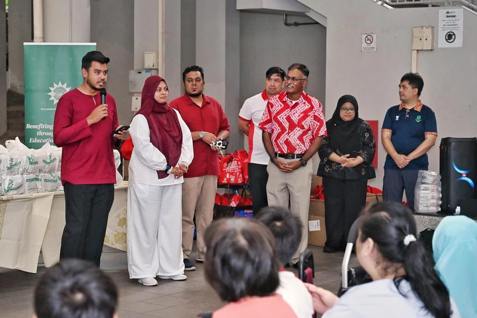 Presiden Persatuan Muhammadiyah, Ustaz Muhammad Azri Azman (kiri) berkata inisiatif Beriani Barakah telah membuka ruang bagi persatuan itu untuk membantu golongan memerlukan dan mempamerkan semangat perpaduan. Turut berada dalam gambar ialah Menteri Negara Kanan (Pengangkutan merangkap Undang-undang) yang juga Anggota Parlimen (AP) GRC Jurong East-Bukit Batok, Encik Murali Pillai (tiga dari kanan) dan Ketua Pegawai Eksekutif (CEO) Persatuan Muhammadiyah Persatuan Muhammadiyah, Cik Roszanah Abd Salim (dua dari kiri). 