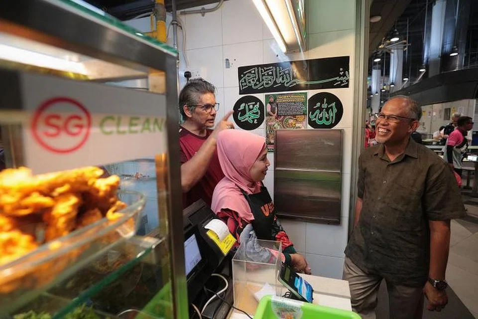 Encik Masagos Zulkifli (kanan) melawat gerai makan yang mempunyai pelekat SG Clean di Our Tampines Hub ketika pelancaran kempen SG Clean pada 16 Februari 2020. FOTO: JASON QUAH