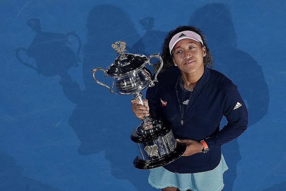 LEBIH GANJARAN: Naomi Osaka bersama piala Terbuka Australia 2019. Juara perseorangan kejohanan itu akan membawa pulang AUS$4.12 juta tahun ini. - Foto fail