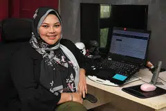 INGIN UBAH ADUAN JADI PUJIAN: Cik Jurainah menyertai SingPost pada 2003 sebagai ejen pusat panggilan. Selepas menyertai syarikat itu semula pada 2015, beliau menyertai pasukan konsultan khidmat pelanggan dan kurang dua tahun selepas itu, dinaikkan pangkat menjadi ketua pasukan. - Foto BH oleh KHALID BABA