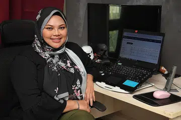 INGIN UBAH ADUAN JADI PUJIAN: Cik Jurainah menyertai SingPost pada 2003 sebagai ejen pusat panggilan. Selepas menyertai syarikat itu semula pada 2015, beliau menyertai pasukan konsultan khidmat pelanggan dan kurang dua tahun selepas itu, dinaikkan pangkat menjadi ketua pasukan. - Foto BH oleh KHALID BABA