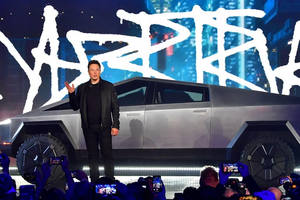 TRAK ELEKTRIK: Pengasas bersama dan Ketua Pegawai Eksekutif Tesla, Elon Musk, memperkenalkan Tesla Cybertruck, yang dikuasai bateri elektrik, di California pada November 2019. Pada 15 Julai 2023, Tesla mengumumkan Cybertruck pertama telah dihasilkan di kilangnya di Texas.