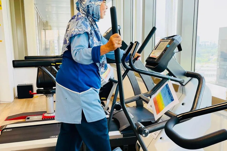 Cik Foziah Yeon cukup menjaga disiplin dengan menjalani sesi senaman yang diatur Persatuan Barah Singapura (SCS).