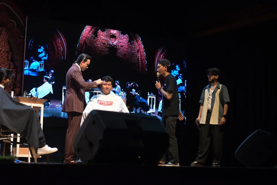 Encik Faz (kiri) mengendali sesi lawatan ke Bali untuk mengajar kemahiran menggunting rambut mengikut gaya klasik.