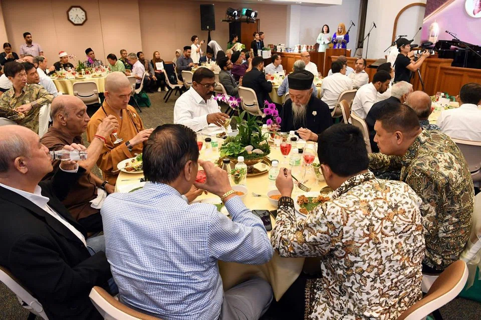 MAJLIS BUKA PUASA HARMONI: Sekitar 700 orang berbilang bangsa dan agama menghadiri majlis berbuka puasa anjuran bersama The Church of Jesus Christ of Latter-Day Saints dan Jamiyah Singapura pada 27 Mei lalu di gereja di Bukit Timah Road itu.- Foto fail