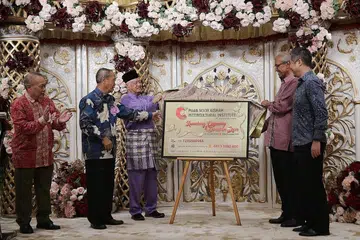 MAJLIS PELANCARAN: Institut Silang Budaya Puan Noor Aishah (PNAICI) dilancarkan semalam oleh (dari kiri) setiausaha agung Encik Muhd Mazlan Abdullah, timbalan presiden Encik Yatiman Yusof, dan presiden Encik Wan Hussin, sambil disaksikan mantan Menteri Negara Kanan (Ehwal Luar), Encik Zainul Abidin Rasheed, dan Pengarah Kanan (Divisyen Seni dan Warisan) Kementerian Kebudayaan, Masyarakat dan Belia (MCCY), Encik Timothy Chin (kanan). - Foto BH oleh GIN TAY