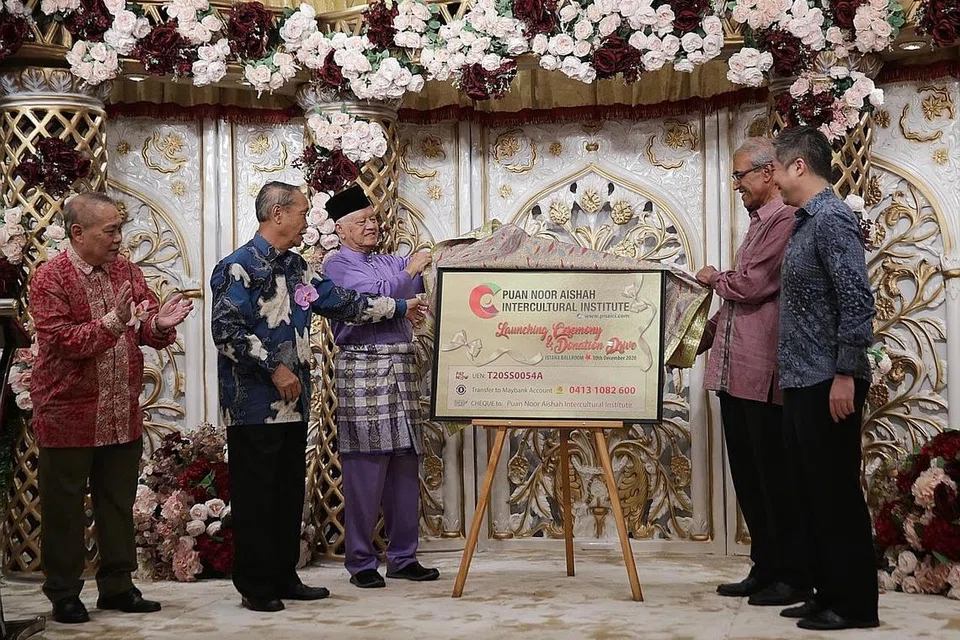 MAJLIS PELANCARAN: Institut Silang Budaya Puan Noor Aishah (PNAICI) dilancarkan semalam oleh (dari kiri) setiausaha agung Encik Muhd Mazlan Abdullah, timbalan presiden Encik Yatiman Yusof, dan presiden Encik Wan Hussin, sambil disaksikan mantan Menteri Negara Kanan (Ehwal Luar), Encik Zainul Abidin Rasheed, dan Pengarah Kanan (Divisyen Seni dan Warisan) Kementerian Kebudayaan, Masyarakat dan Belia (MCCY), Encik Timothy Chin (kanan). - Foto BH oleh GIN TAY