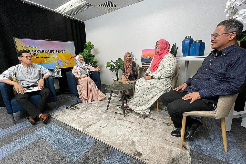 PUTUS JODOH, KEKAL KASIH: (Dari kiri) Hos sesi Facebook Live Berita Harian, Ustaz Fadhly Rosli dan koresponden BH, Cik Shahida Sarhid, membincangkan tentang perceraian dan kebajikan anak bersama pekerja sosial kanan, Cik Mumtaz Kamarudin, ibu tunggal, Cikl Nurseriwaty Rahim, dan peguam, Encik Ahmad Nizam Abbas. - Foto BH oleh FAKHRURADZI ISMAIL