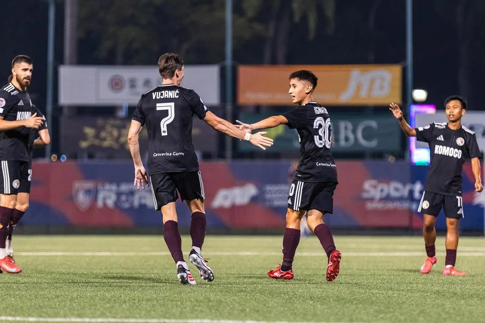 Pemain tengah Balestier Khalsa, Ignatius Ang (dua dari kanan), meraikan jaringan penyamaan beliau pada minit ke-83 perlawanan menentang Albirex Niigata.
