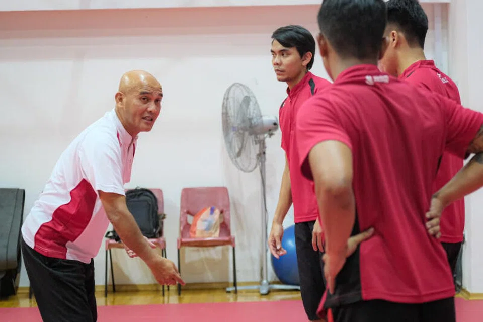 Padzli Othman (kiri) telah menjadi jurulatih pasukan sepak takraw Singapura sejak 2014.