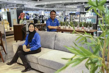 BERI KHIDMAT TERBAIK: Pengurus Sumber Kemanusian di Courts, Cik Juzailah Abdul Rahim, merancang dan mengadakan latihan bagi pekerja manakala jurujual Courts seperti 'Ace Consultant' di cawangan Courts di pusat beli-belah Causeway Point, Encik Asmali Tarmon, telah meraih banyak kemahiran yang membantunya menjalankan tugasnya dengan baik. - Foto BH oleh YONG LI XUAN