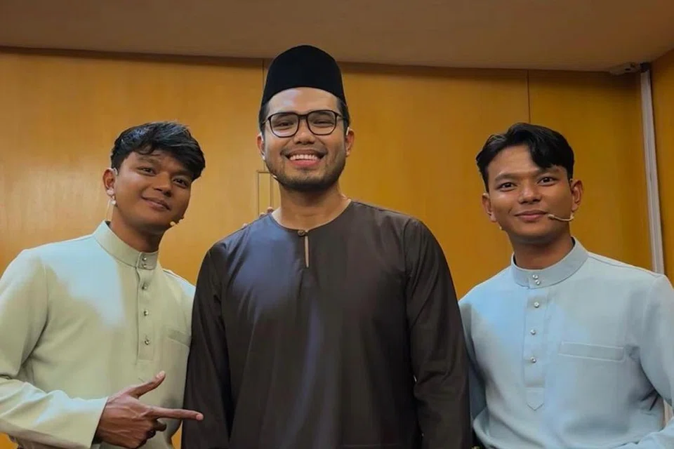 Pempengaruh dan usahawan, Khairul Aming (tengah), adalah antara idola pasangan kembar, Amin (kiri) dan adiknya Abid (kanan), untuk berjaya sebagai pencipta kandungan yang memberi manfaat kepada khalayak.