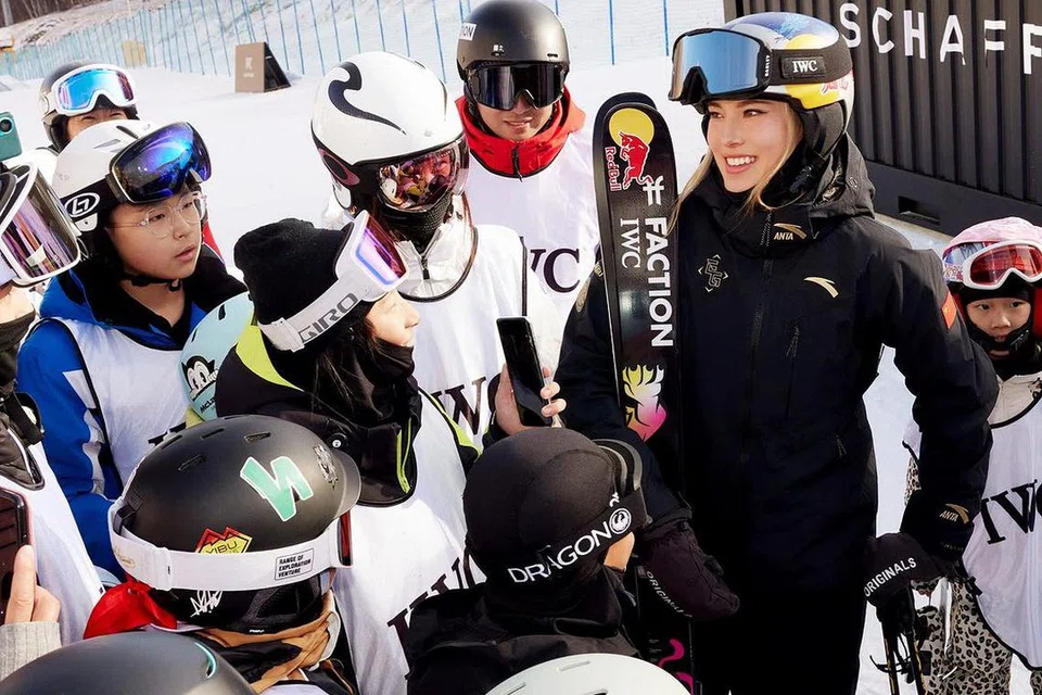 MANFAATKAN POPULARITI: Eileen Gu menggunakan popularitinya di media sosial dan arena sukan untuk mendorong anak gadis muda menceburi bidang sukan.