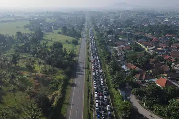 Kesesakan jalan raya pada 7 April di Cilegon, Banten, semasa mudik Raya, sedang pihak berkuasa berikrar akan memperbaiki lagi keadaan pada 2025. 