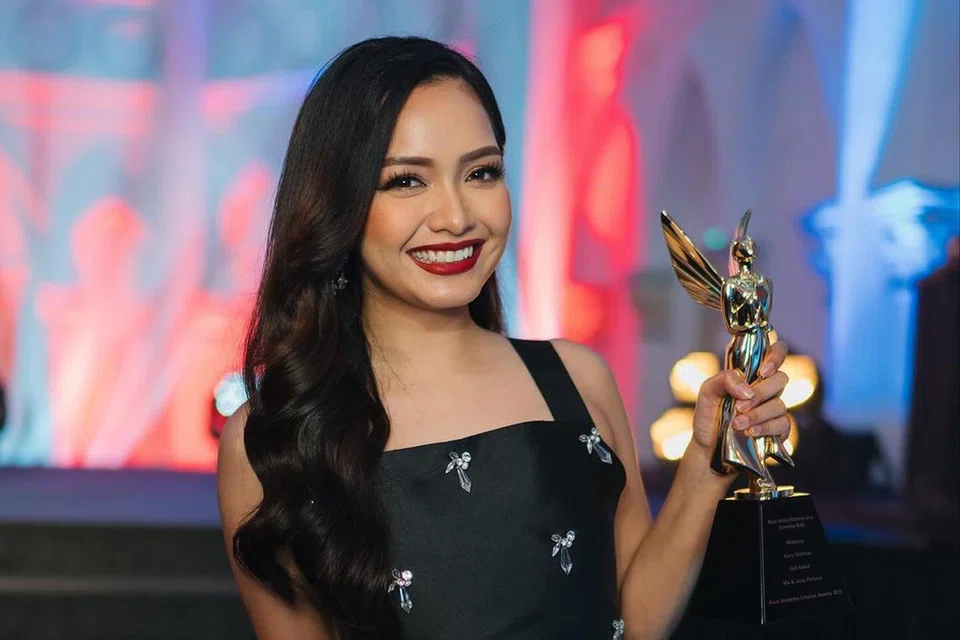 GEMBIRA DENGAN KEMENANGAN TIDAK DIDUGA: Pelakon dari Malaysia, Azira Shafinaz bergambar dengan trofi Anugerah Pelakon Wanita Terbaik (Drama Komedi) yang dimenanginya di Anugerah Kreatif Akademi Asia. 