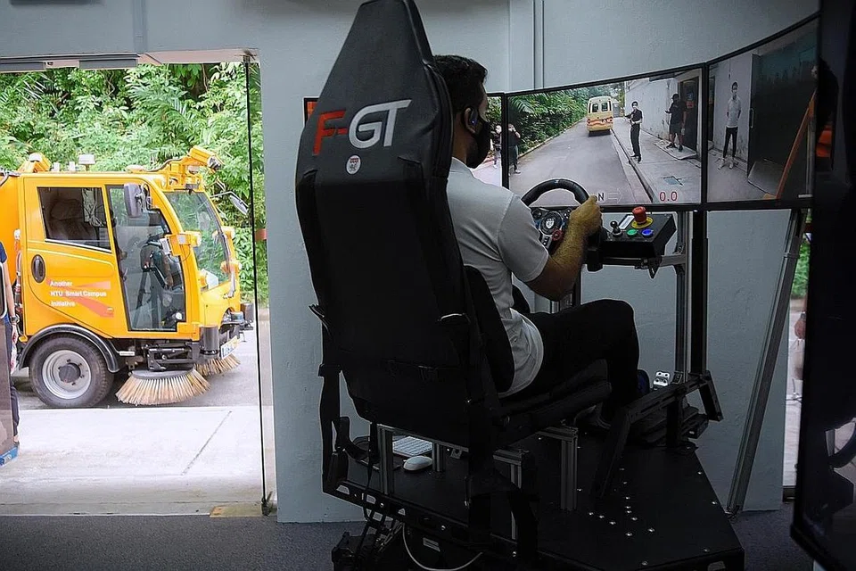 TAPAK UJI: Di bawah program 5G@Sentosa, pelbagai aplikasi 5G termasuk penggunaan kenderaan berautonomi, robot, dan realiti imbuhan (AR) kini diuji di Sentosa. - Foto-foto BH oleh MARK CHEONG