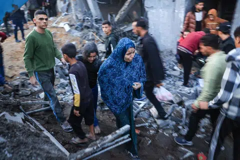 LEBIH RAMAI TERKORBAN: Penduduk Palestin memeriksa kerosakan selepas pengeboman Israel ke atas Rafah di selatan Gaza pada 3 Disember.