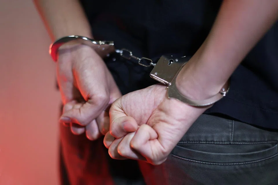 Seorang bapa 55 tahun telah memaksa anak perempuannya 10 tahun memegang kemaluannya dan menunjukkan video pornografi kepadanya 