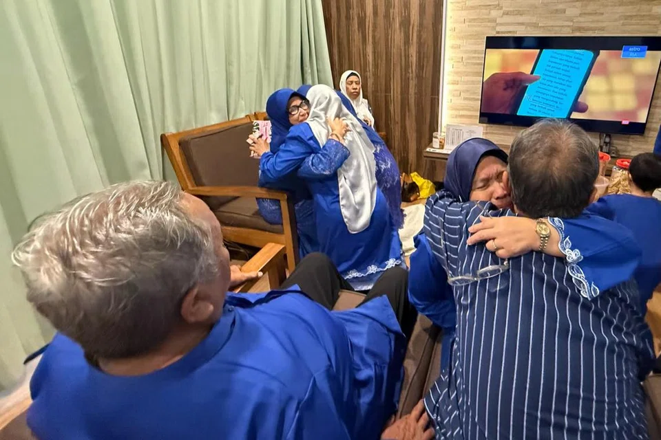 Sambutan Hari Raya tidak lengkap tanpa sesi permohonanan maaf antara anggota keluarga daripada generasi berbeza.