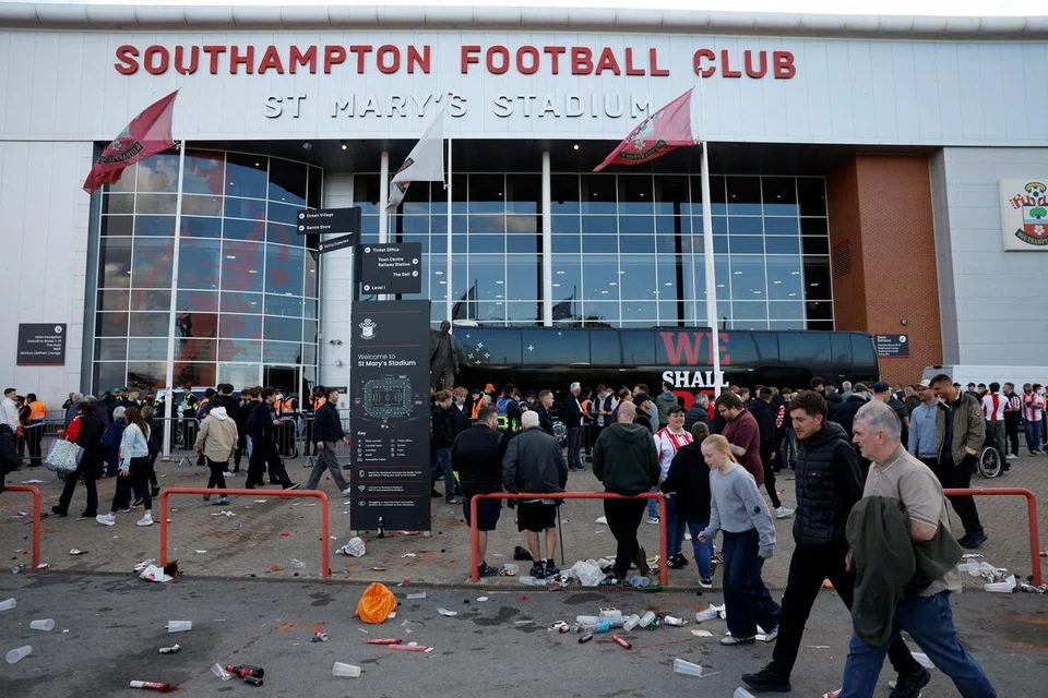 Peminat Southampton di luar stadium sebelum perlawanan kelayakan penentuan separuh akhir Liga Kejohanan (Championship) antara Southampton dengan Middlesbrough di Stadium St Mary, Britain, pada 12 Mei.