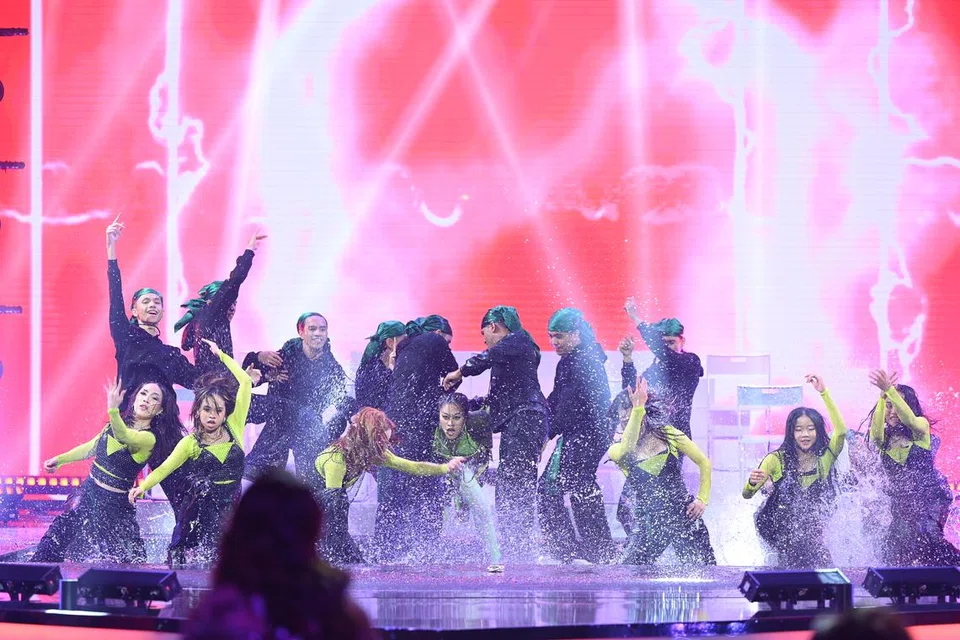 Aisha Retno (tengah) mengubah pentas ‘The Hardest Singing Show’ menjadi bak taman berkolam dengan percikan air mengiringi persembahannya.