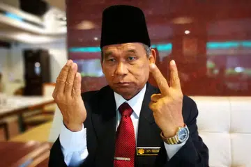 ENCIK IBRAHIM MAT ZIN: Melakukan ritual di tepi laut untuk melindungi Malaysia dari serangan Korea Utara. - Foto THE STRAITS TIMES