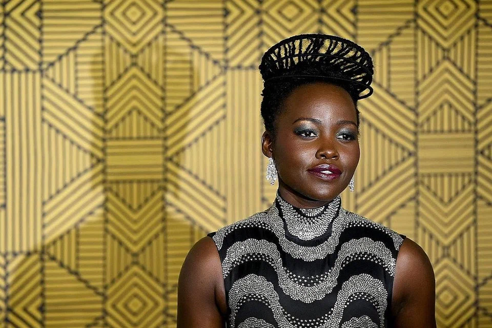 DAKAP ISU KEHILANGAN: "Pengarah Ryan Coogler membantu saya meninjau watak yang saya mainkan dengan menjelaskan tentang jalan cerita filem ini. Saya lega sebab filem ini mendakap sebuah kehilangan. Kisah yang kami cuba bentangkan ialah bagaimana kehilangan itu menjadi papan anjal untuk kami membuka selingkar kisah yang meneroka rasa hiba sesulit mana pun keadaannya. Bagaimana insan berbeza bertindak terhadap kehibaan dan kehilangan dalam pelbagai cara tersendiri?" - Lupita Nyong'o, 39 tahun, yang membawa watak Nakia, pegawai risikan pusat Wakanda, The War Dogs