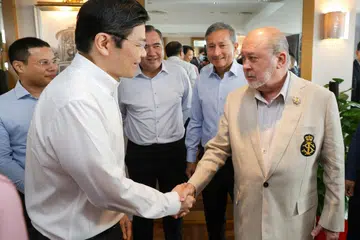 Timbalan Perdana Menteri, Encik Lawrence Wong (kiri), bersalaman dengan Yang di-Pertuan Agong Malaysia, Sultan Ibrahim (kanan), semasa majlis sarapan di The Fullerton Hotel Singapura pada 7 Mei. 