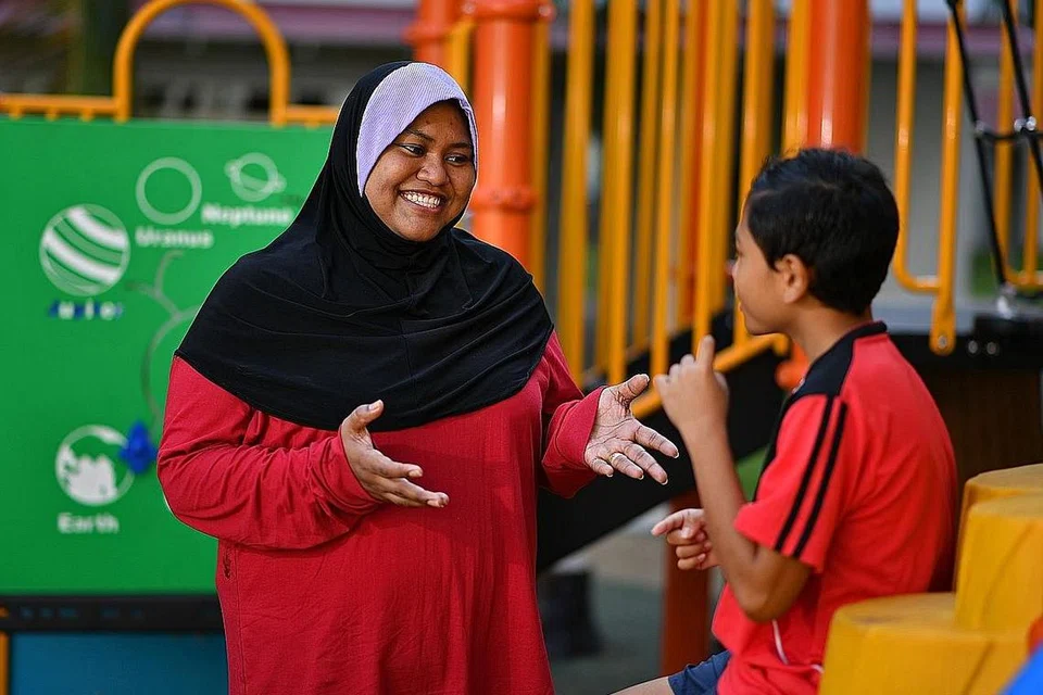 'MUMMY JAN': Cik Diljan berinteraksi dengan Izmi Muhaimin Hamzar, 11 tahun, pelajar program tuisyen percuma yang dimulakan Cik Diljan di bawah Yup. Program menyeluruh itu bertujuan memberi sokongan kepada belia dan kanak-kanak kurang bernasib baik dengan melibatkan keluarga serta jiran mereka sekali. - Foto BH oleh CHONG JUN LIANG