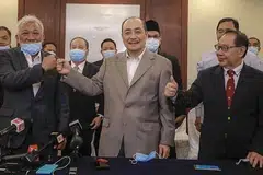 CAPAI PERSETUJUAN: Pengerusi Parti Pribumi Bersatu Malaysia (Bersatu) Sabah, Datuk Hajiji Mohd Noor (tengah) telah dicalonkan untuk menjadi Ketua Menteri Sabah. Bersama beliau ialah Ketua Barisan Nasional Sabah, Datuk Seri Bung Moktar Radin (kiri) dan Presiden STAR Sabah, Datuk Dr Jeffrey Kitingan. - Foto THE STAR