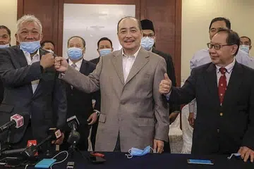 CAPAI PERSETUJUAN: Pengerusi Parti Pribumi Bersatu Malaysia (Bersatu) Sabah, Datuk Hajiji Mohd Noor (tengah) telah dicalonkan untuk menjadi Ketua Menteri Sabah. Bersama beliau ialah Ketua Barisan Nasional Sabah, Datuk Seri Bung Moktar Radin (kiri) dan Presiden STAR Sabah, Datuk Dr Jeffrey Kitingan. - Foto THE STAR