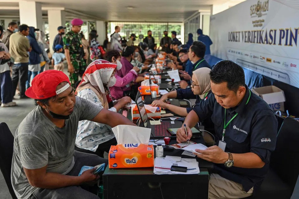 Di Jakarta, Indonesia, umat Islam beratur bagi mengeluarkan wang kertas rupiah baru dari bank pada 28 Mac untuk diberikan kepada saudara-mara sebagai duit Raya.