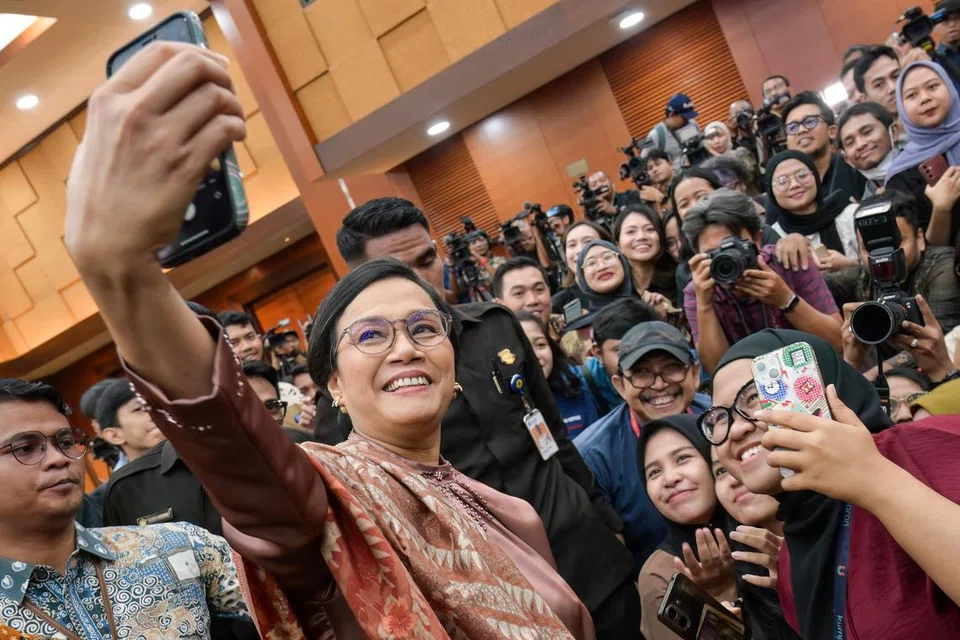 Bekas Menteri Kewangan Indonesia, Sri Mulyani Indrawati merakam swafoto bersama wartawan selepas majlis penyerahan tugas kepada penggantinya, Purbaya Yudhi Sadewa di Kementerian Kewangan di Jakarta pada 9 September 2025. 