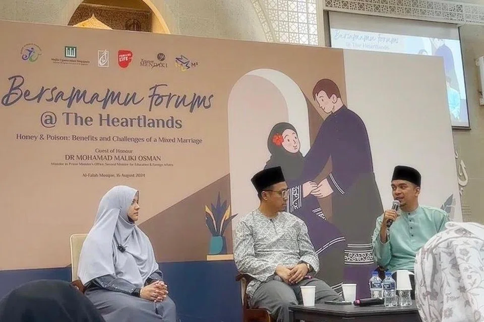 Naib Kadi yang juga Presiden Pergas, Ustaz Muhammad Tarmizi Abdul Wahid (tengah); dan pensyarah bebas yang juga Pegawai Pendaftaran Pengislaman di Darul Arqam, Ustazah Shameem Sultanah Abdul Gaffoor (kiri), merupakan anggota panel dalam forum, ‘Bersamamu’. Penulis, Ustaz Ahmad Faritz Mohamed Hairudin, yang juga Pengurus Pembangunan Masyarakat Masjid Al-Falah, bertindak selaku moderator. 