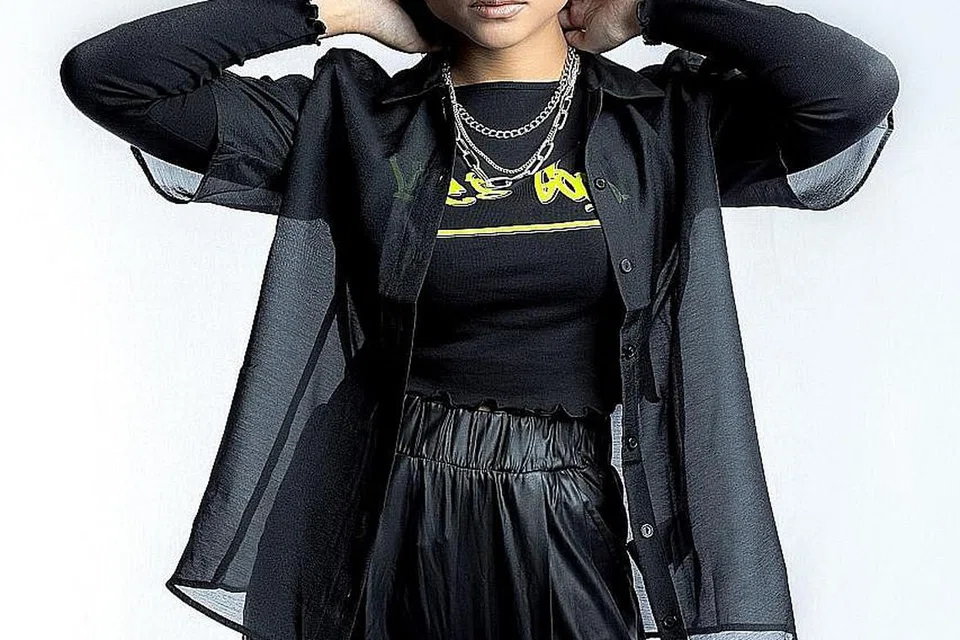 LANGKAH DEMI LANGKAH: Shalma Eliana lebih tenang merancang masa depannya selangkah demi selangkah di samping mengekalkan semangat positif dengan saling memberi dorongan kepada teman sekeliling menerusi muzik atau sembang santai. - Foto UNIVERSAL MUSIC