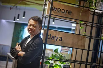 BERANI TEBAR SAYAP: Encik Hamdan Kasimi, pemilik firma rekaan dalaman dan binaan, Daya, masih lagi meneruskan perniagaan di Doha Qatar setelah lebih 10 tahun bertapak di sana 