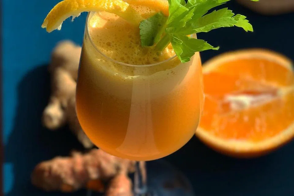 Jus gabungan lemon, halia dan kunyit.