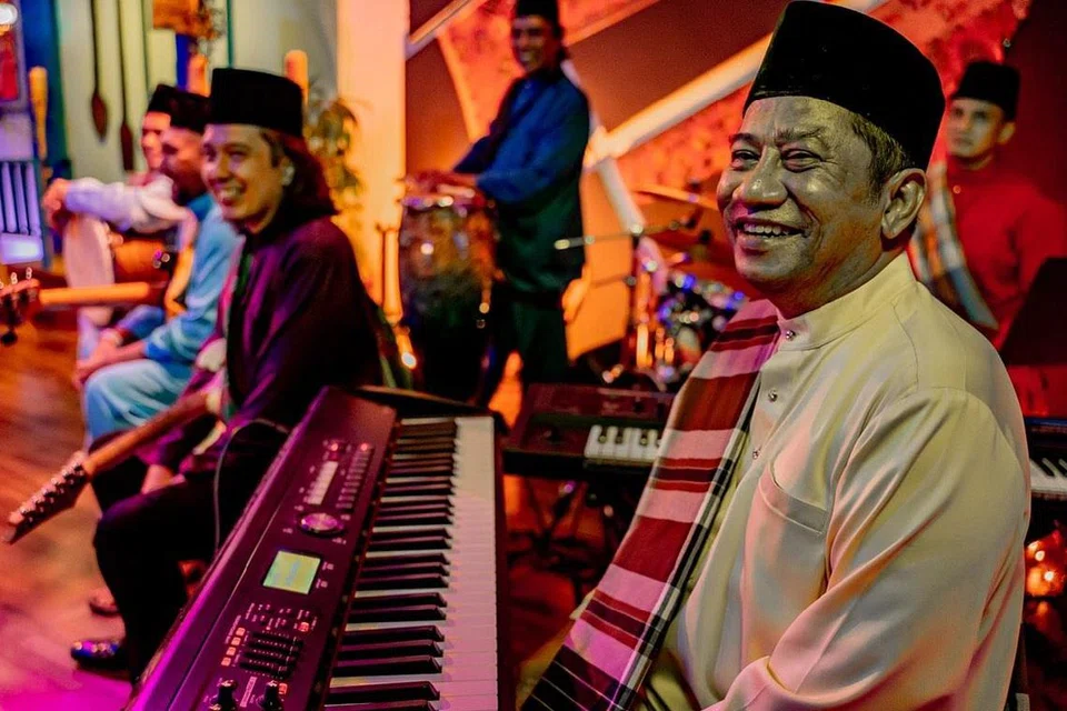 ABANG-ABANG PEMUZIK: Mansoor Mohamed selaku pengarah muzik (kanan) dan Addy Cradle antara yang mengiringi bakat 'Gumbira Raya'.